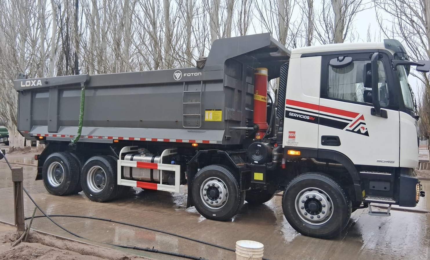 Camiones tipo tatu 8x4 con volcadoras de 24m³